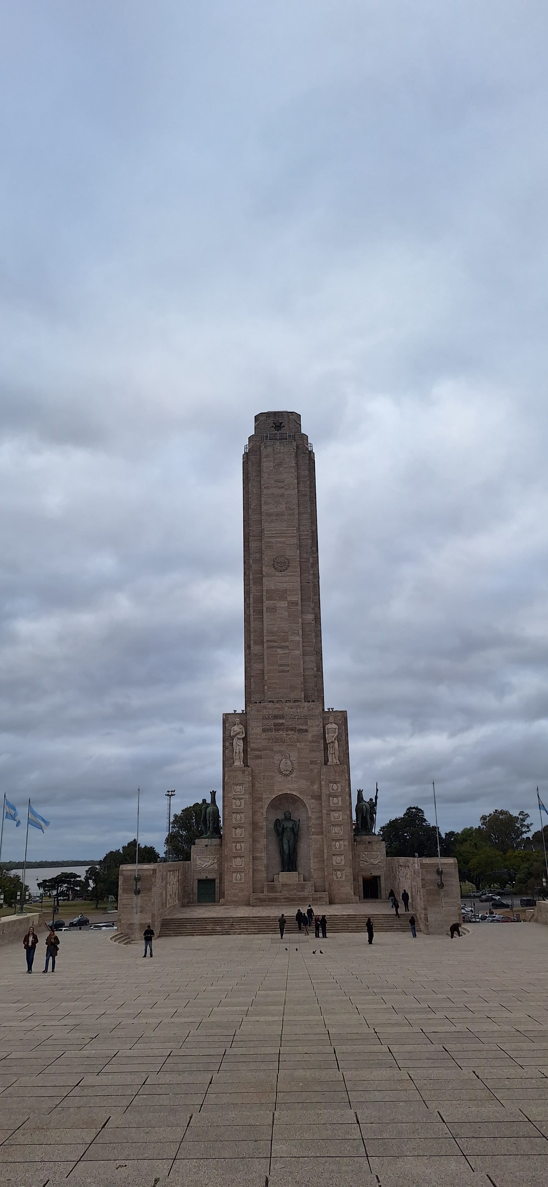 Begins at the Monumento Nacional a la Bandera